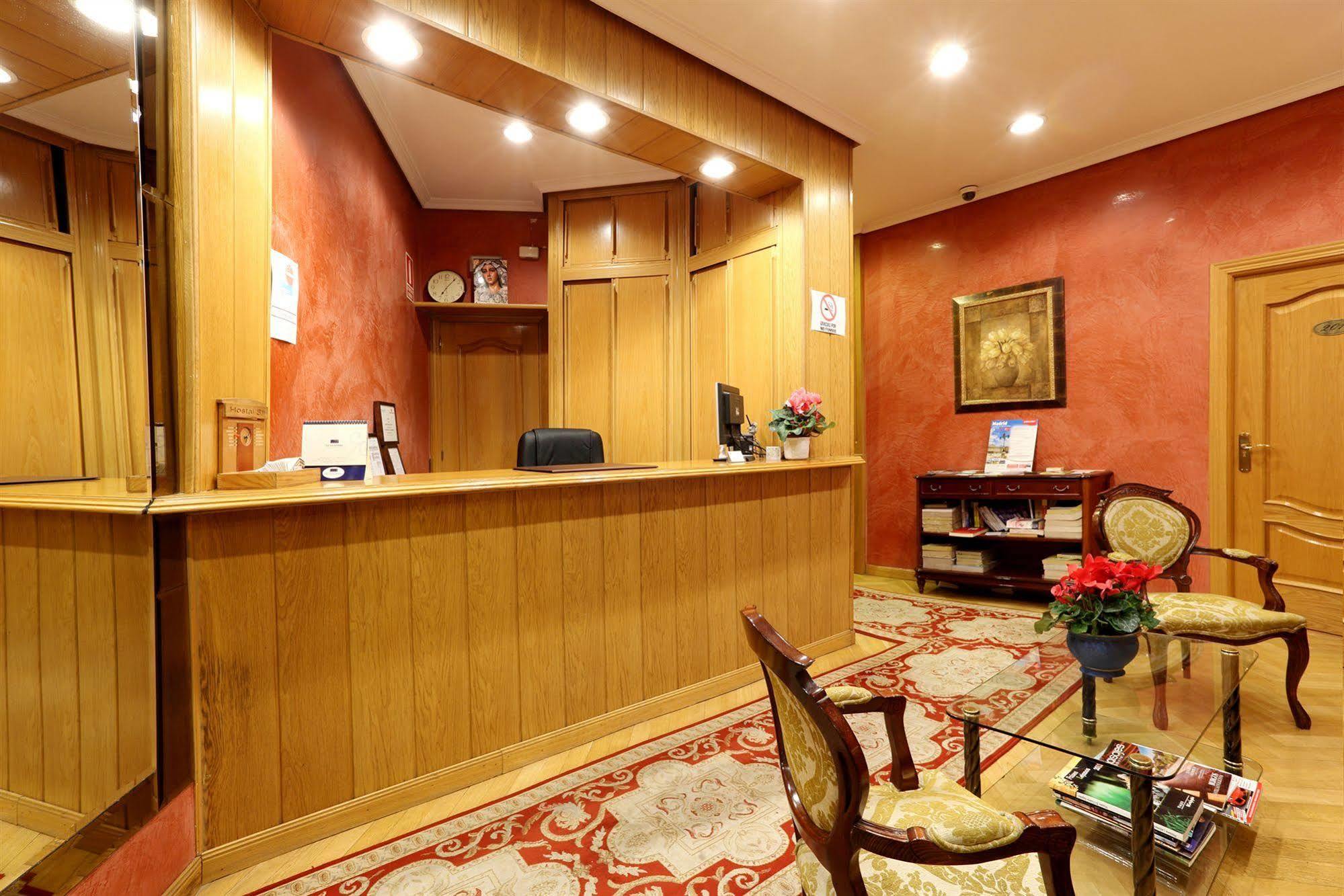 Hostal Sil & Serranos Мадрид Екстериор снимка