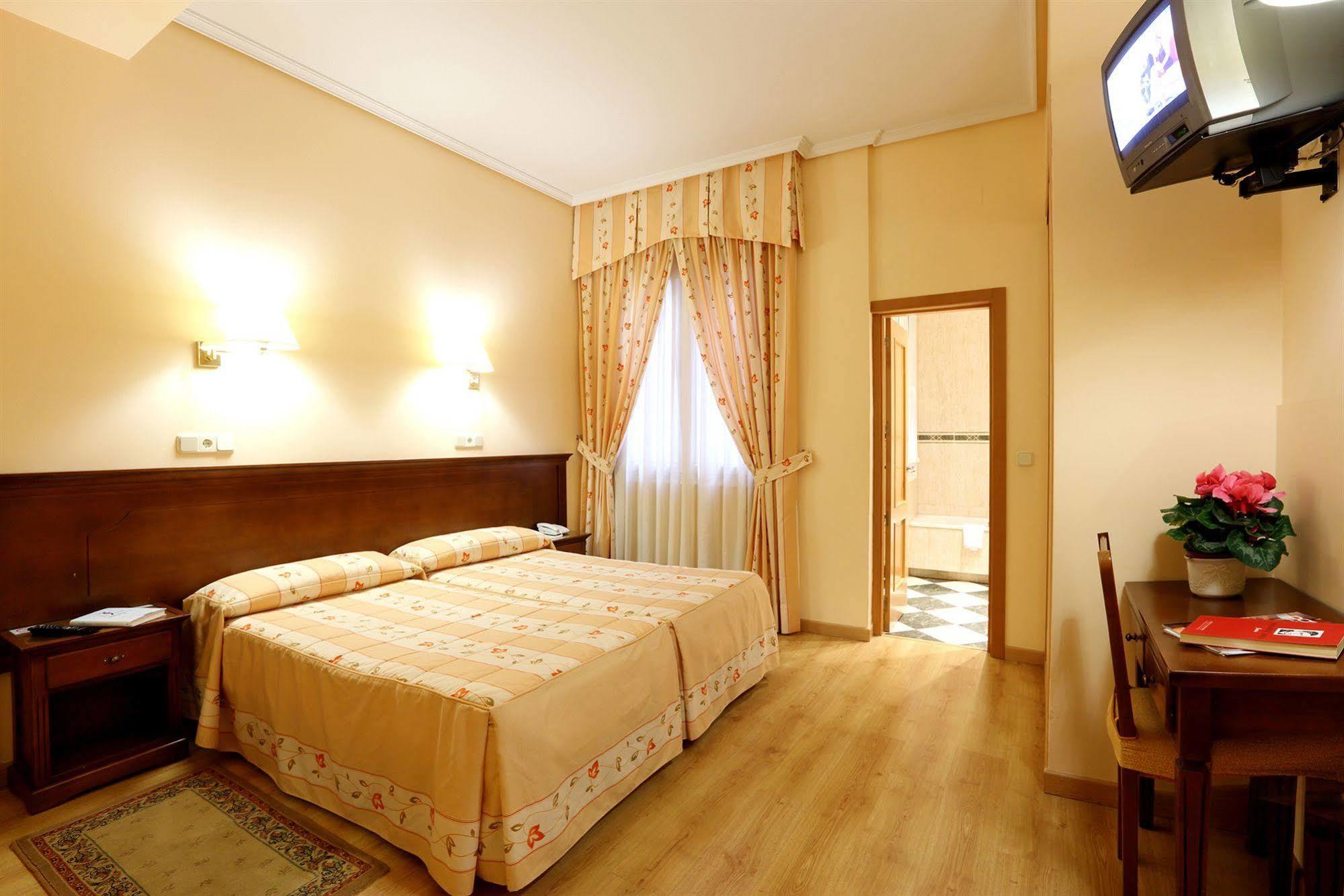 Hostal Sil & Serranos Мадрид Екстериор снимка