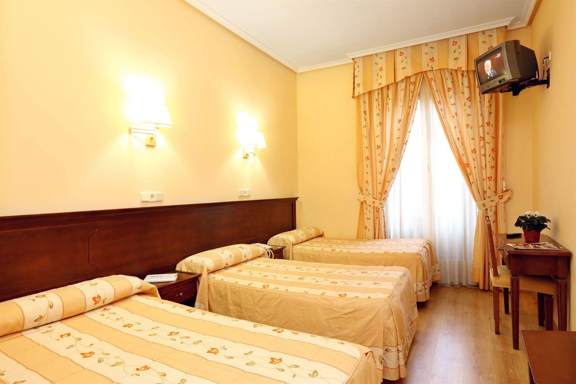 Hostal Sil & Serranos Мадрид Екстериор снимка