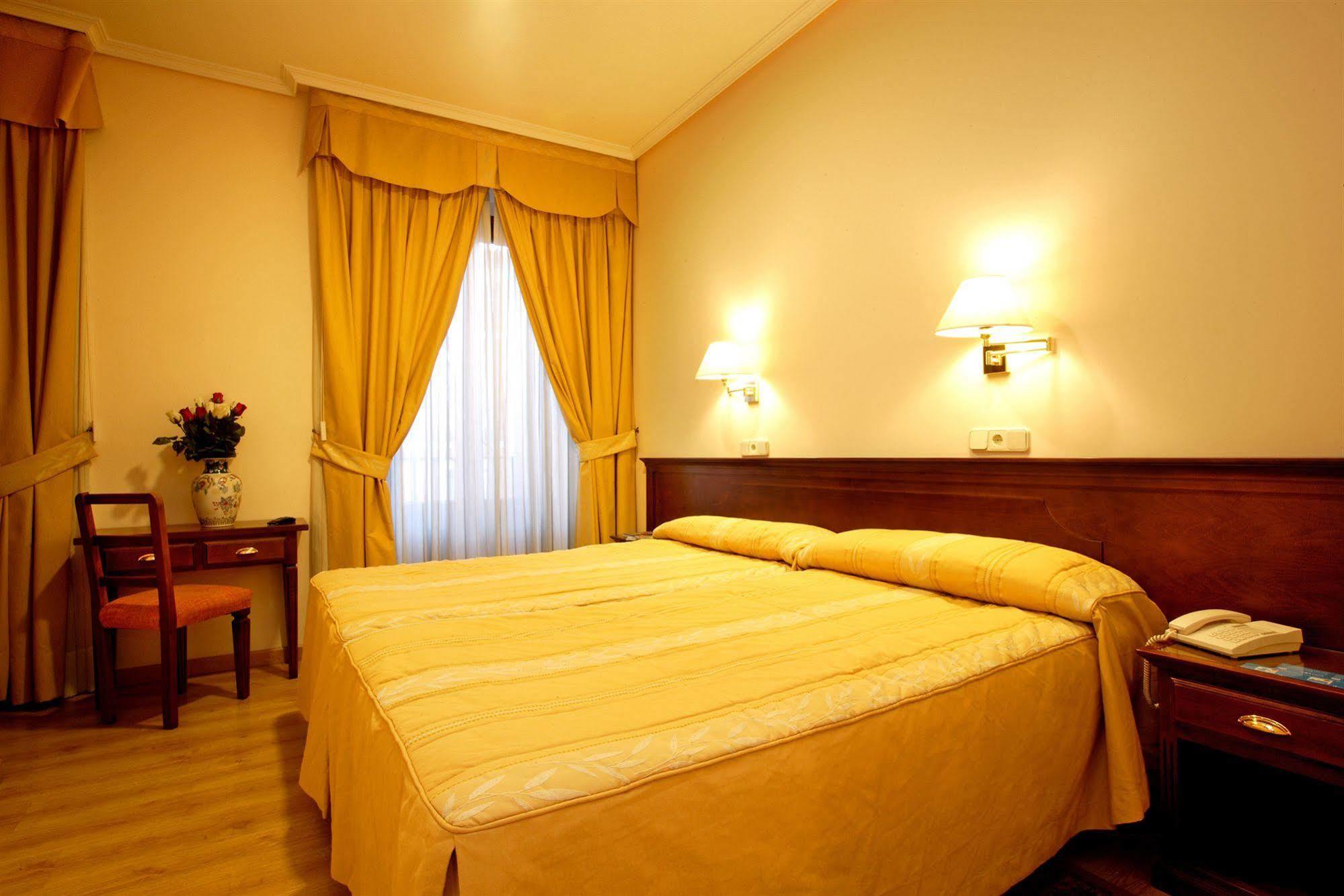 Hostal Sil & Serranos Мадрид Екстериор снимка