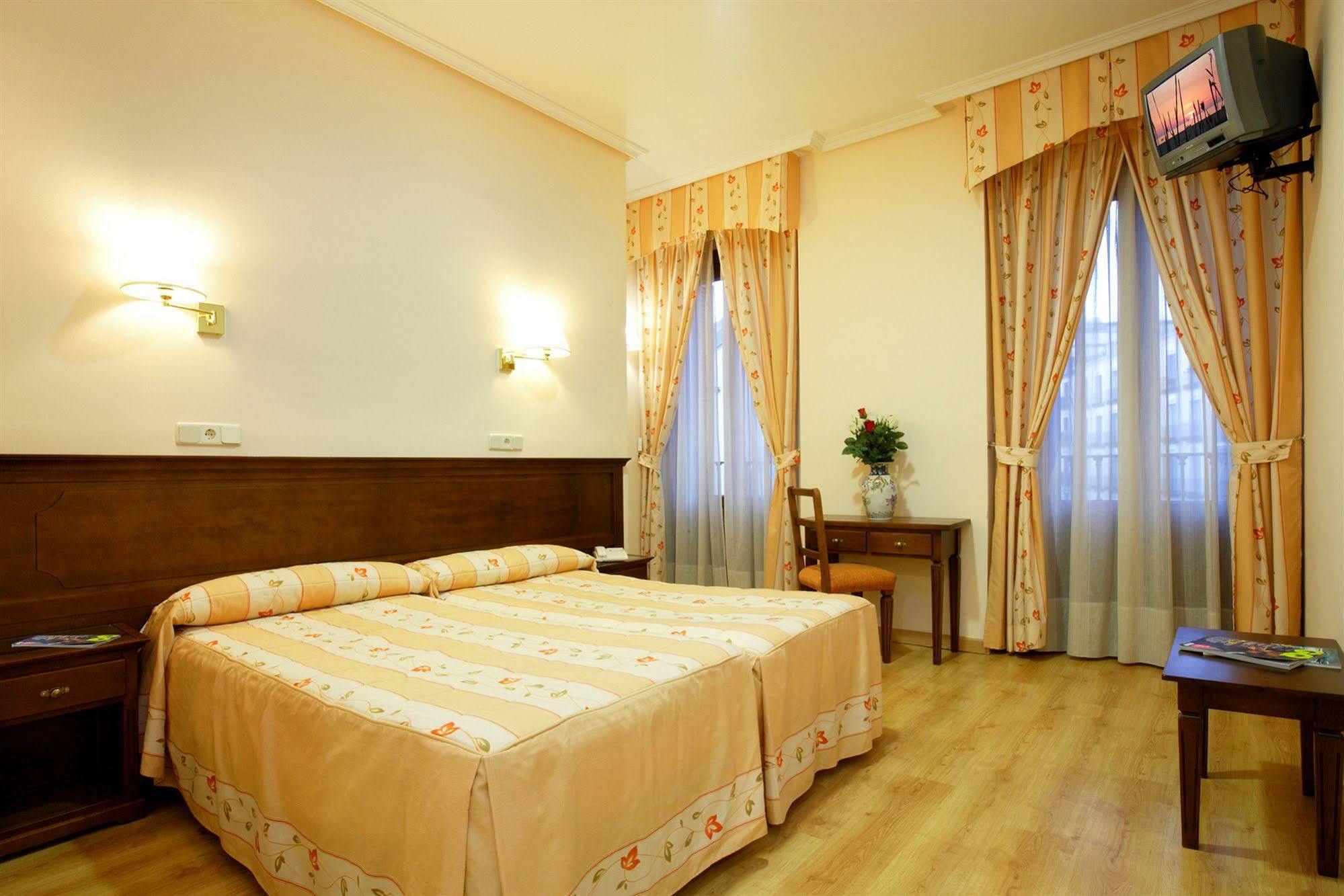 Hostal Sil & Serranos Мадрид Екстериор снимка