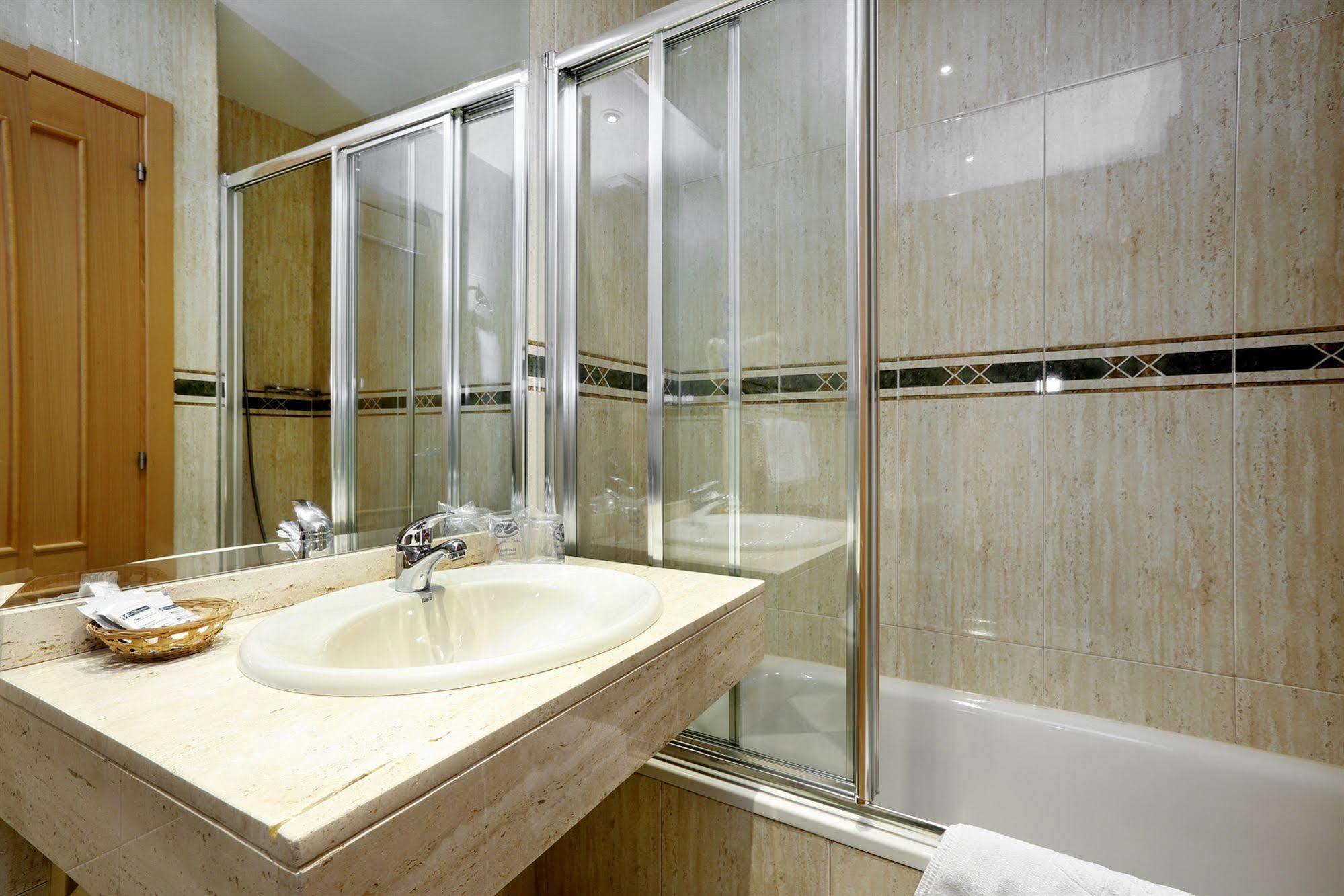 Hostal Sil & Serranos Мадрид Екстериор снимка