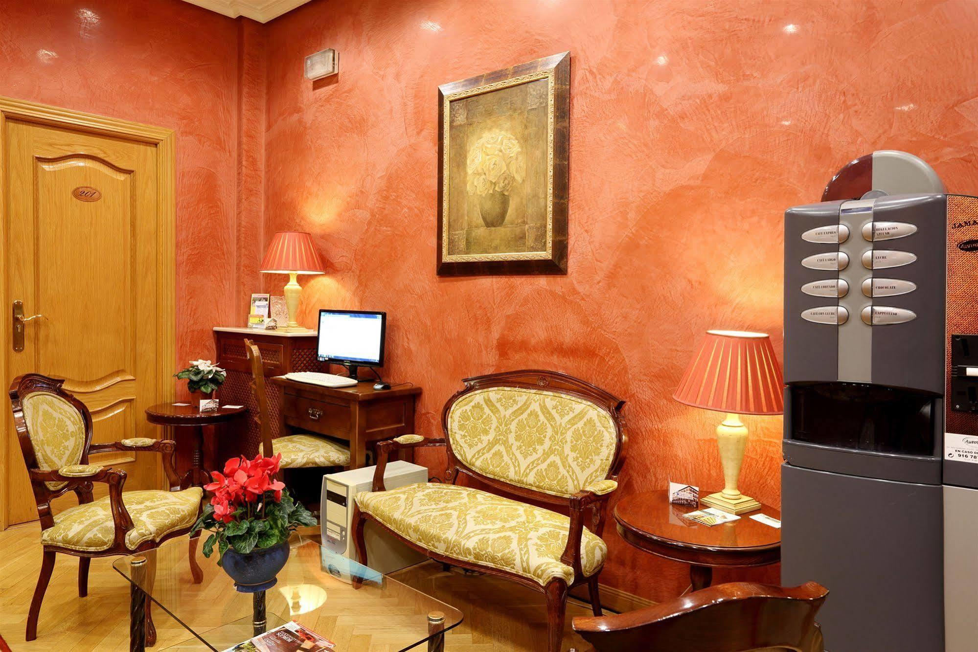 Hostal Sil & Serranos Мадрид Екстериор снимка