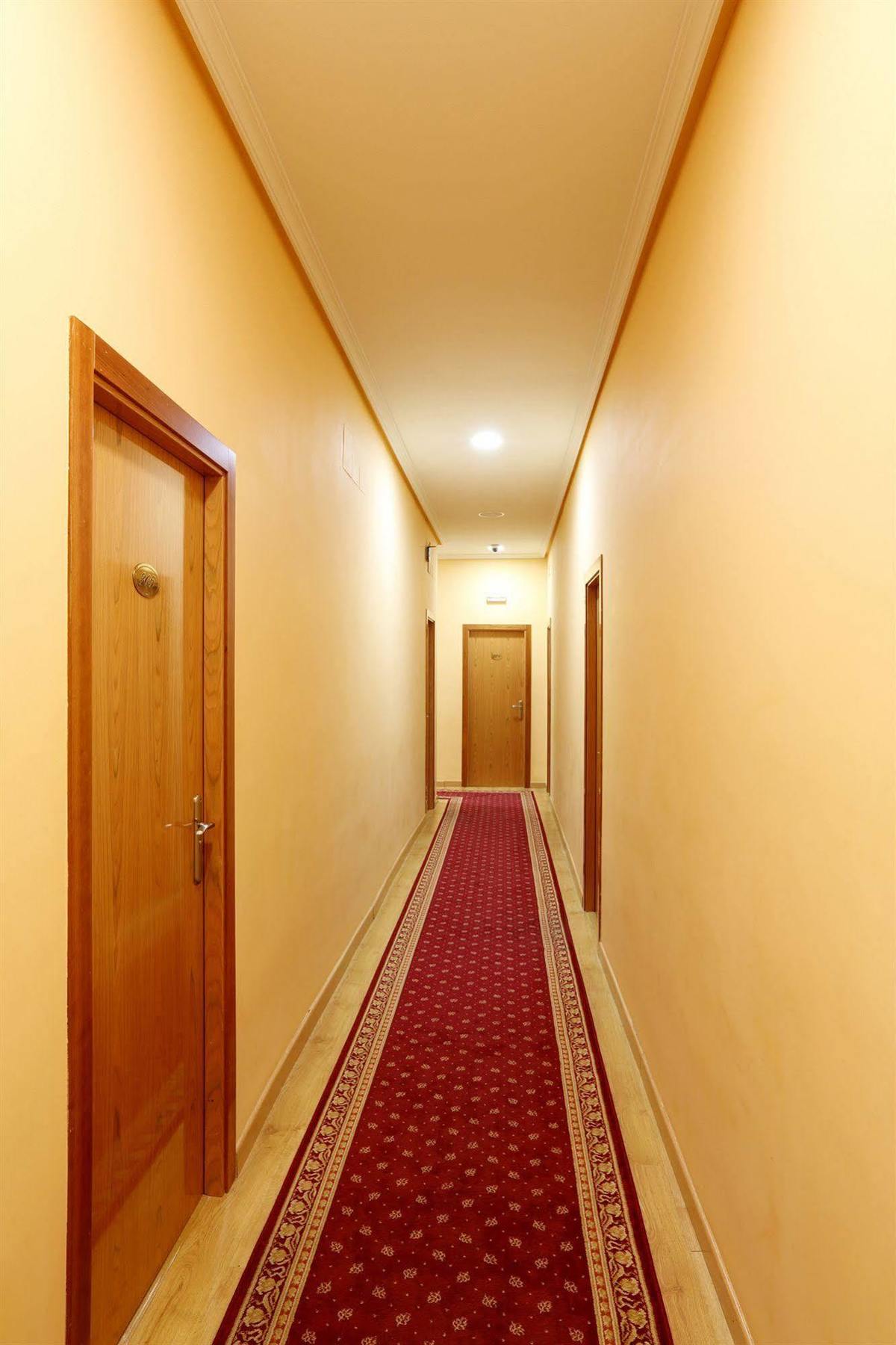 Hostal Sil & Serranos Мадрид Екстериор снимка