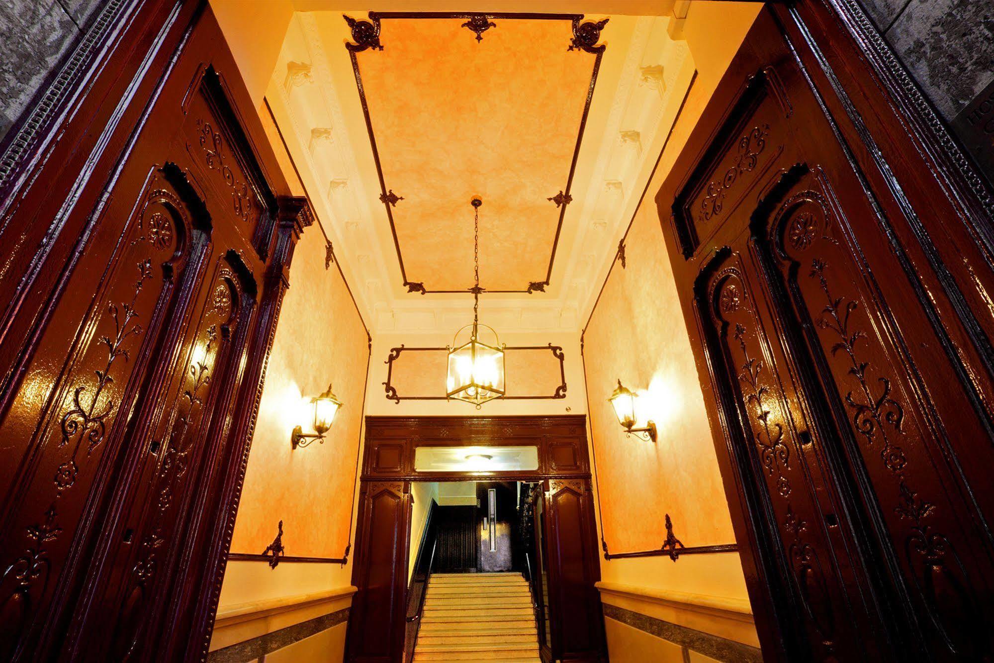 Hostal Sil & Serranos Мадрид Екстериор снимка