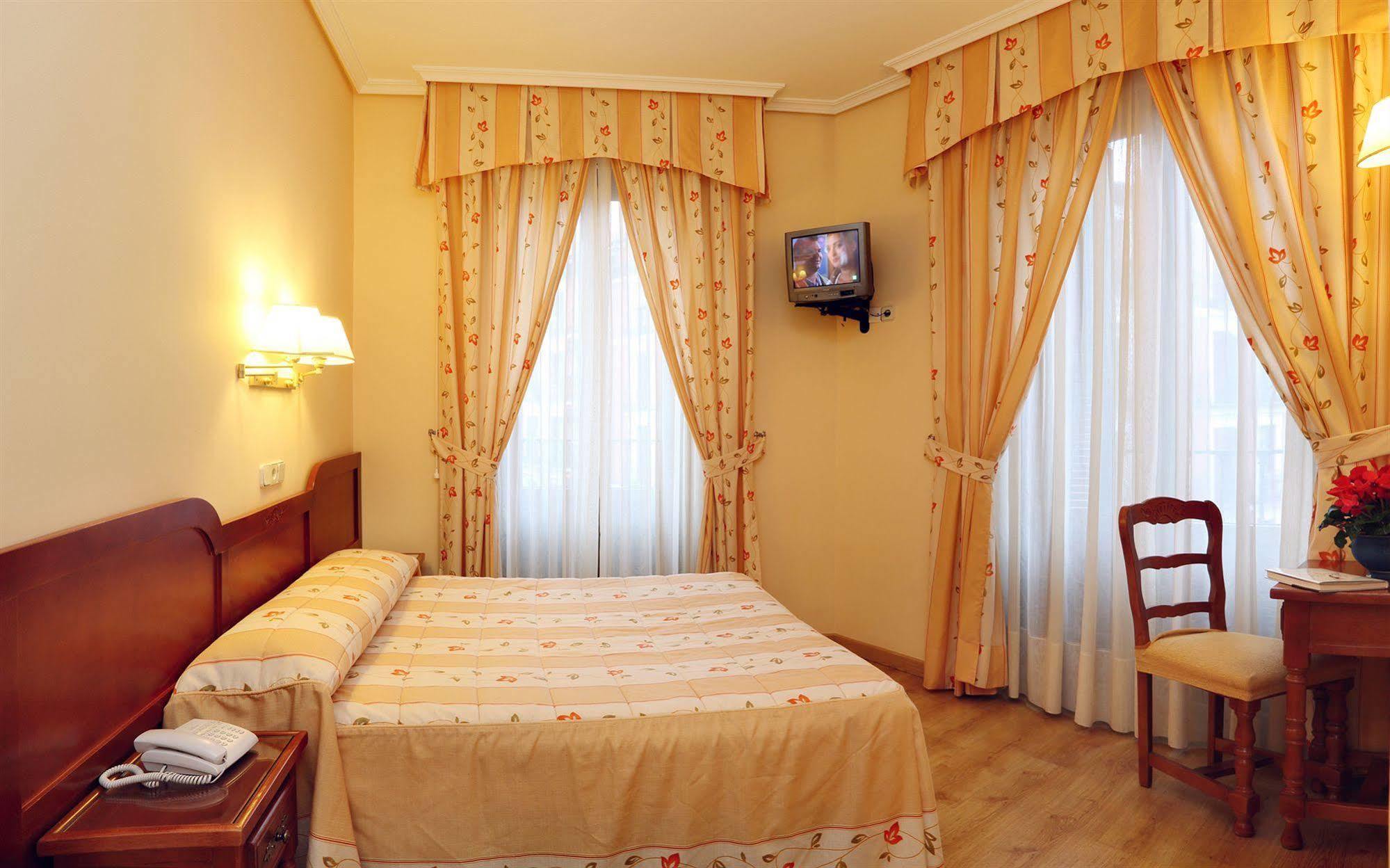 Hostal Sil & Serranos Мадрид Екстериор снимка